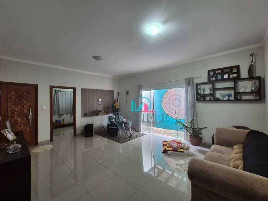 Casa com 3 quartos à venda, 320m2 em Jardim Eliana, Araraquara - SP - imagem 2 Foto 2 de Casa com 3 quartos à venda, 320m2 em Jardim Eliana, Araraquara - SP