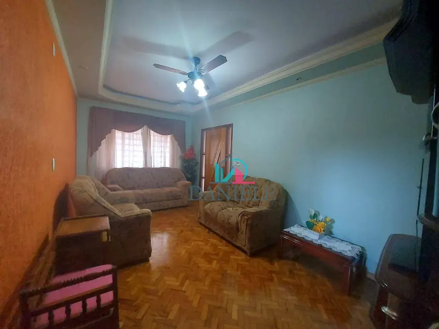 Casa com 3 quartos à venda, 209m2 em Jardim Santa Lúcia, Araraquara - SP - imagem 4 Foto 4 de Casa com 3 quartos à venda, 209m2 em Jardim Santa Lúcia, Araraquara - SP