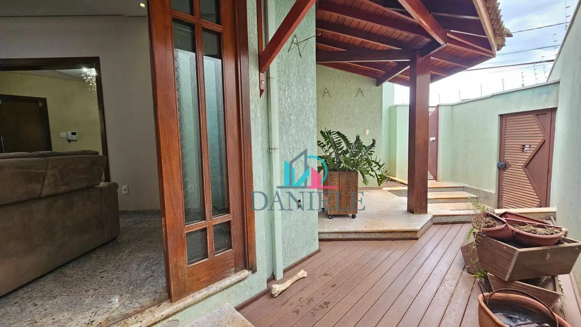 Foto 1 de Casa com 3 quartos à venda, 295m2 em Jardim Botânico, Araraquara - SP