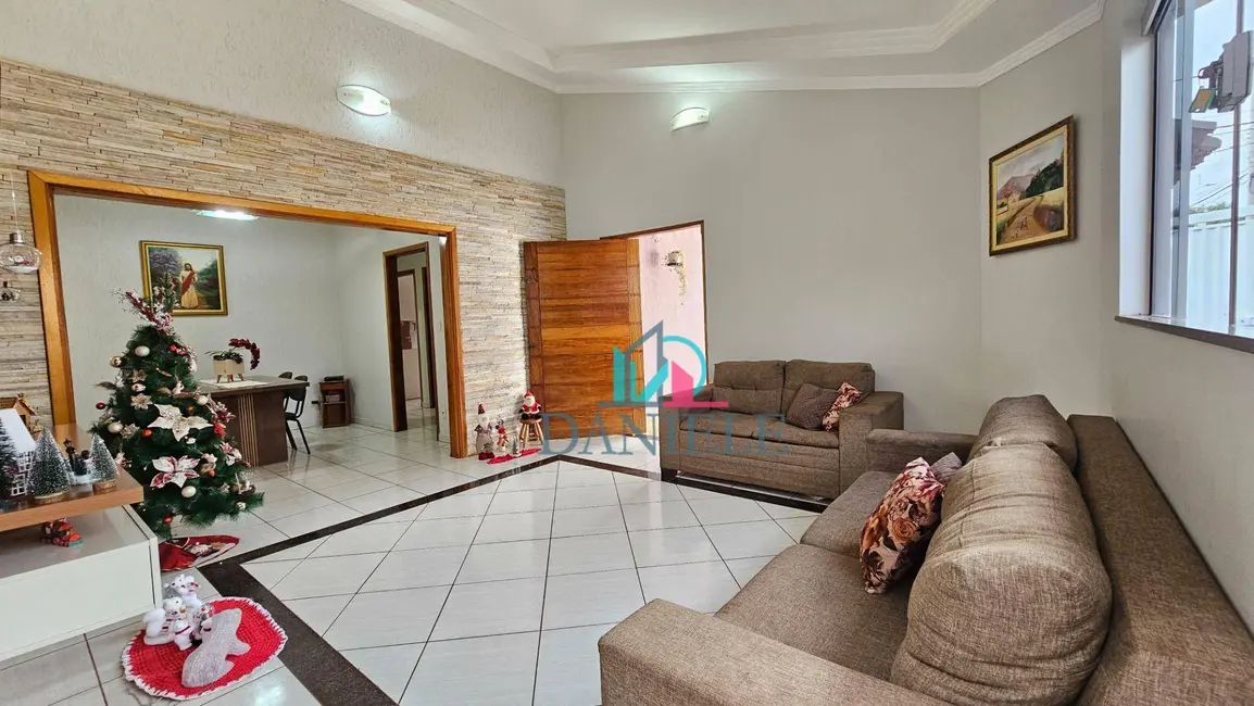 Foto 1 de Casa com 3 quartos à venda, 307m2 em Cidade Jardim, Araraquara - SP