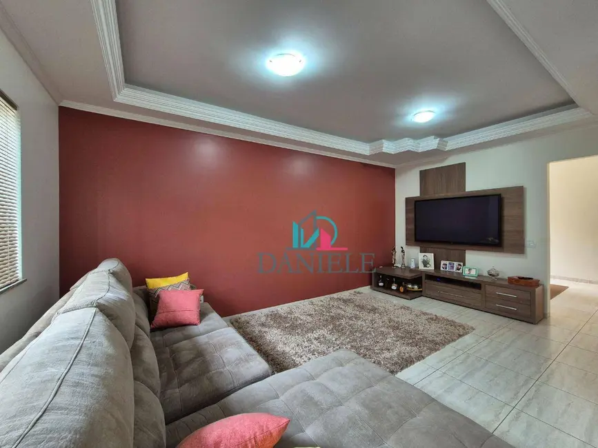 Casa com 3 quartos à venda, 262m2 em Jardim Cristo Rei (Vila Xavier), Araraquara - SP - imagem 2 Foto 2 de Casa com 3 quartos à venda, 262m2 em Jardim Cristo Rei (Vila Xavier), Araraquara - SP