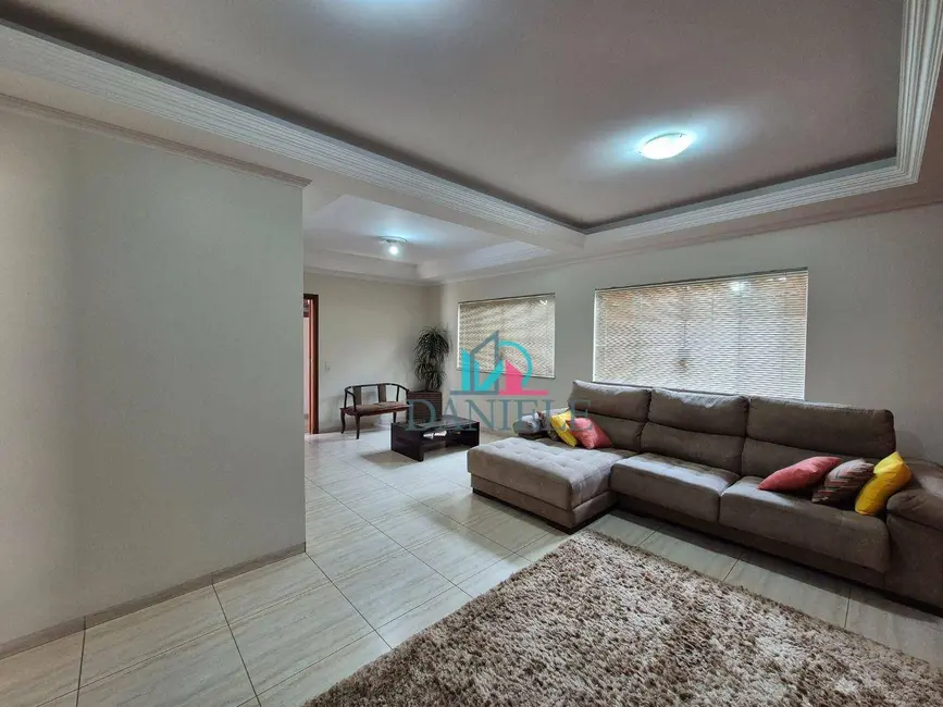 Casa com 3 quartos à venda, 262m2 em Jardim Cristo Rei (Vila Xavier), Araraquara - SP - imagem 3 Foto 3 de Casa com 3 quartos à venda, 262m2 em Jardim Cristo Rei (Vila Xavier), Araraquara - SP