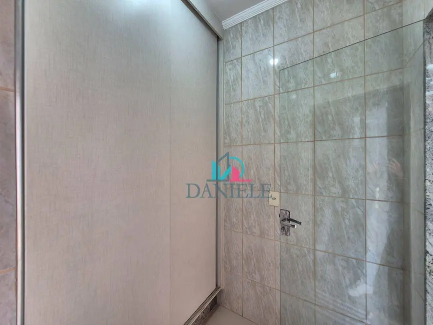 Casa com 3 quartos à venda, 262m2 em Jardim Cristo Rei (Vila Xavier), Araraquara - SP - imagem 9 Foto 9 de Casa com 3 quartos à venda, 262m2 em Jardim Cristo Rei (Vila Xavier), Araraquara - SP