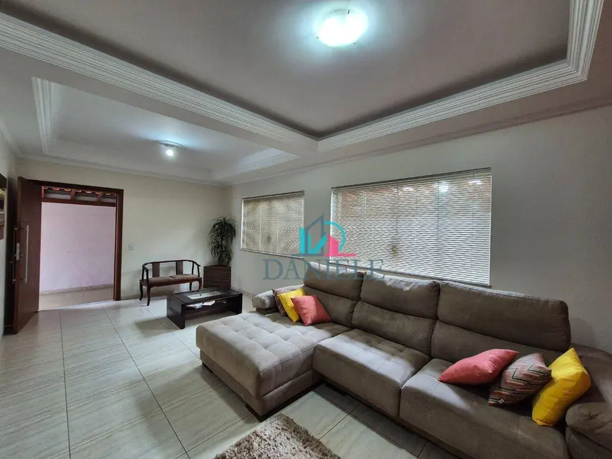 Casa com 3 quartos à venda, 262m2 em Jardim Cristo Rei (Vila Xavier), Araraquara - SP - imagem 4 Foto 4 de Casa com 3 quartos à venda, 262m2 em Jardim Cristo Rei (Vila Xavier), Araraquara - SP