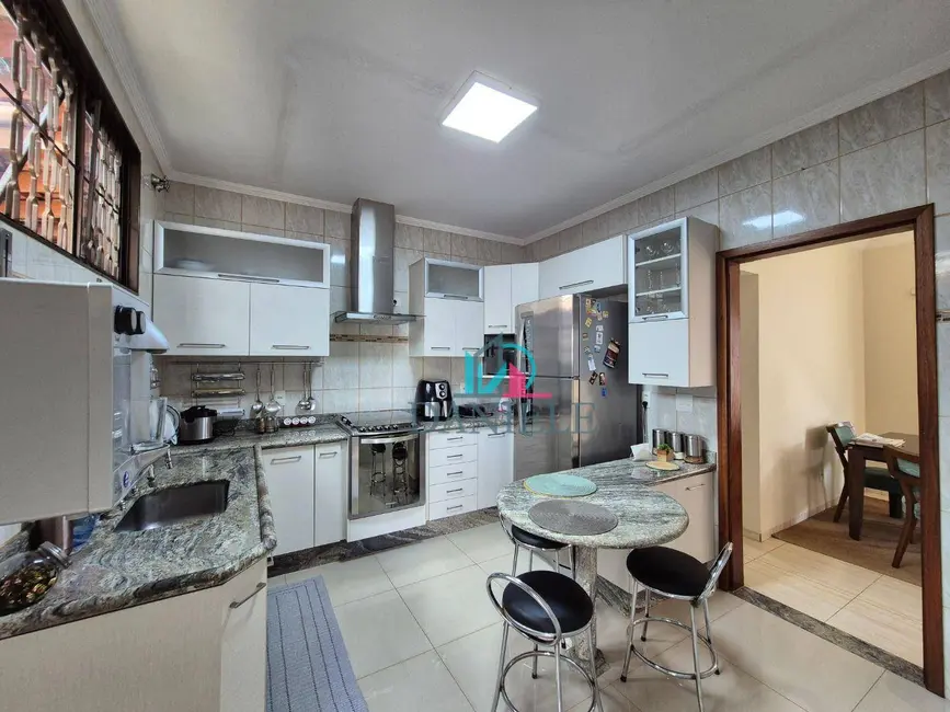 Casa com 3 quartos à venda, 262m2 em Jardim Cristo Rei (Vila Xavier), Araraquara - SP - imagem 8 Foto 8 de Casa com 3 quartos à venda, 262m2 em Jardim Cristo Rei (Vila Xavier), Araraquara - SP