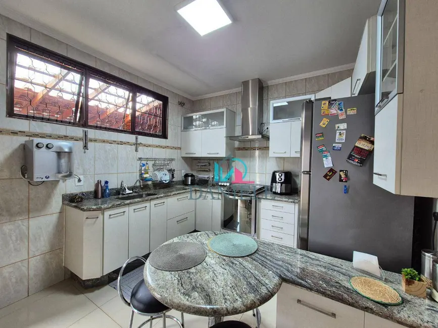 Casa com 3 quartos à venda, 262m2 em Jardim Cristo Rei (Vila Xavier), Araraquara - SP - imagem 7 Foto 7 de Casa com 3 quartos à venda, 262m2 em Jardim Cristo Rei (Vila Xavier), Araraquara - SP