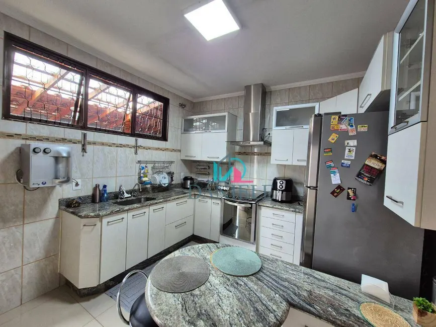 Casa com 3 quartos à venda, 262m2 em Jardim Cristo Rei (Vila Xavier), Araraquara - SP - imagem 6 Foto 6 de Casa com 3 quartos à venda, 262m2 em Jardim Cristo Rei (Vila Xavier), Araraquara - SP