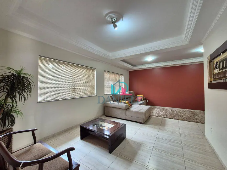 Casa com 3 quartos à venda, 262m2 em Jardim Cristo Rei (Vila Xavier), Araraquara - SP - imagem 1 Foto 1 de Casa com 3 quartos à venda, 262m2 em Jardim Cristo Rei (Vila Xavier), Araraquara - SP