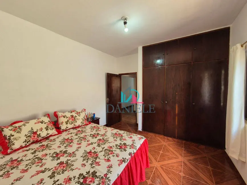 Casa com 3 quartos à venda, 300m2 em Vila Santa Maria (Vila Xavier), Araraquara - SP - imagem 9 Foto 9 de Casa com 3 quartos à venda, 300m2 em Vila Santa Maria (Vila Xavier), Araraquara - SP