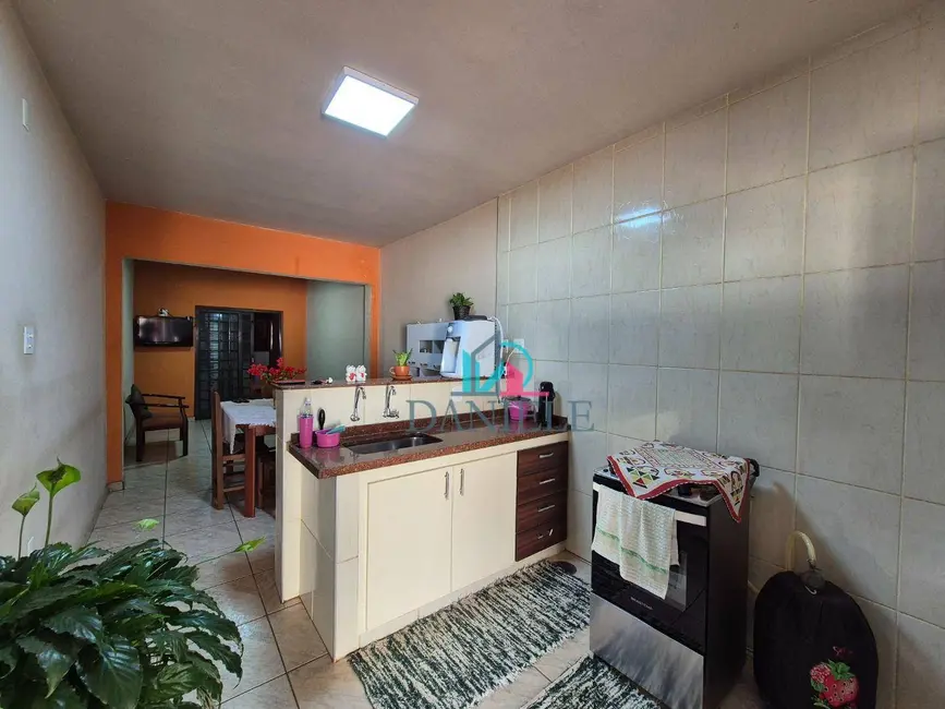 Casa com 3 quartos à venda, 300m2 em Vila Santa Maria (Vila Xavier), Araraquara - SP - imagem 5 Foto 5 de Casa com 3 quartos à venda, 300m2 em Vila Santa Maria (Vila Xavier), Araraquara - SP