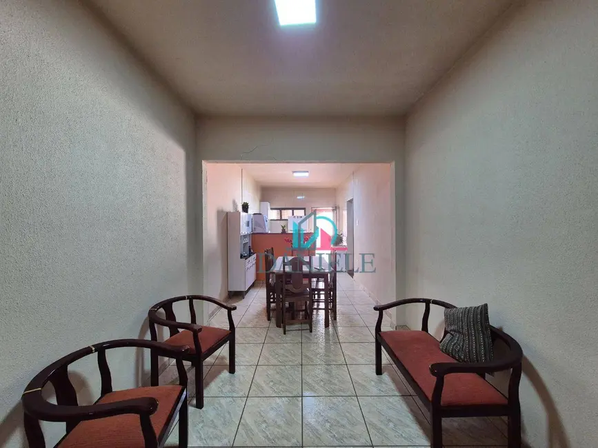Casa com 3 quartos à venda, 300m2 em Vila Santa Maria (Vila Xavier), Araraquara - SP - imagem 3 Foto 3 de Casa com 3 quartos à venda, 300m2 em Vila Santa Maria (Vila Xavier), Araraquara - SP