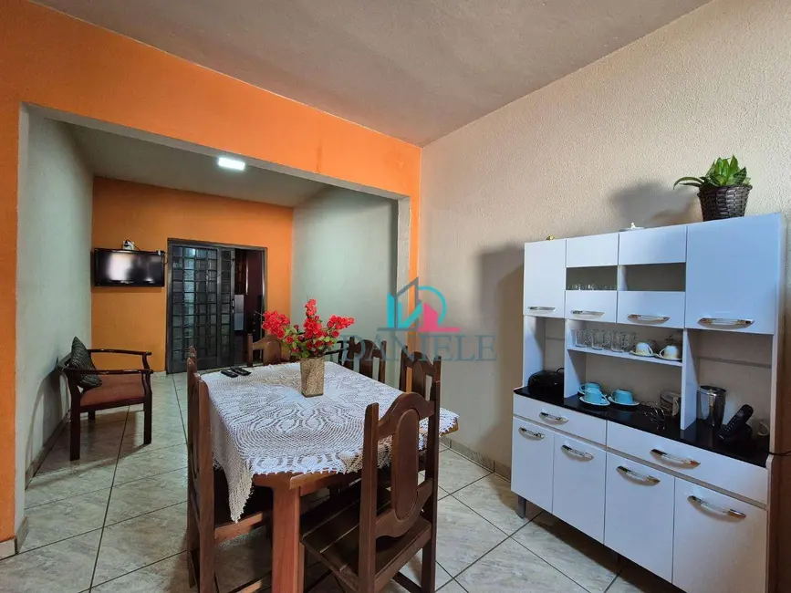Casa com 3 quartos à venda, 300m2 em Vila Santa Maria (Vila Xavier), Araraquara - SP - imagem 6 Foto 6 de Casa com 3 quartos à venda, 300m2 em Vila Santa Maria (Vila Xavier), Araraquara - SP