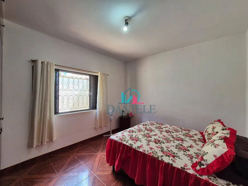 Casa com 3 quartos à venda, 300m2 em Vila Santa Maria (Vila Xavier), Araraquara - SP - imagem 8 Foto 8 de Casa com 3 quartos à venda, 300m2 em Vila Santa Maria (Vila Xavier), Araraquara - SP
