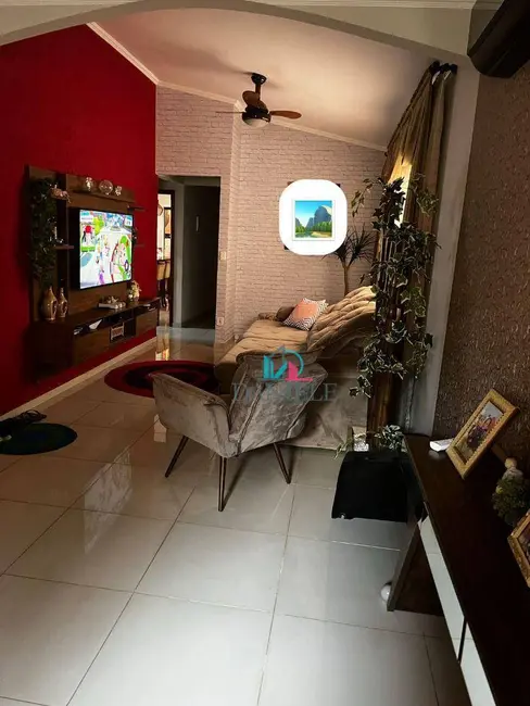 Casa com 3 quartos à venda, 250m2 em Jardim Arco-Íris, Araraquara - SP - imagem 2 Foto 2 de Casa com 3 quartos à venda, 250m2 em Jardim Arco-Íris, Araraquara - SP