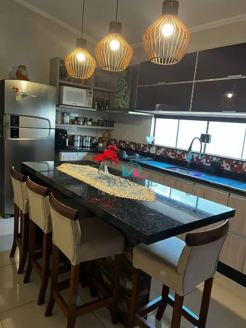Casa com 3 quartos à venda, 250m2 em Jardim Arco-Íris, Araraquara - SP - imagem 1 Foto 1 de Casa com 3 quartos à venda, 250m2 em Jardim Arco-Íris, Araraquara - SP