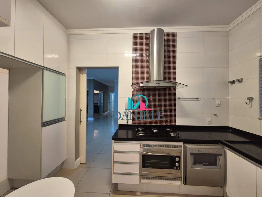 Casa de Condomínio com 3 quartos à venda, 430m2 em Parque Residencial Damha, Araraquara - SP - imagem 6 Foto 6 de Casa de Condomínio com 3 quartos à venda, 430m2 em Parque Residencial Damha, Araraquara - SP