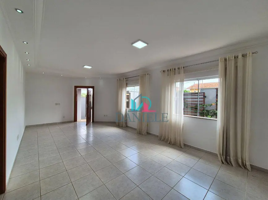 Casa com 3 quartos à venda, 295m2 em Residencial Cambuy, Araraquara - SP - imagem 2 Foto 2 de Casa com 3 quartos à venda, 295m2 em Residencial Cambuy, Araraquara - SP
