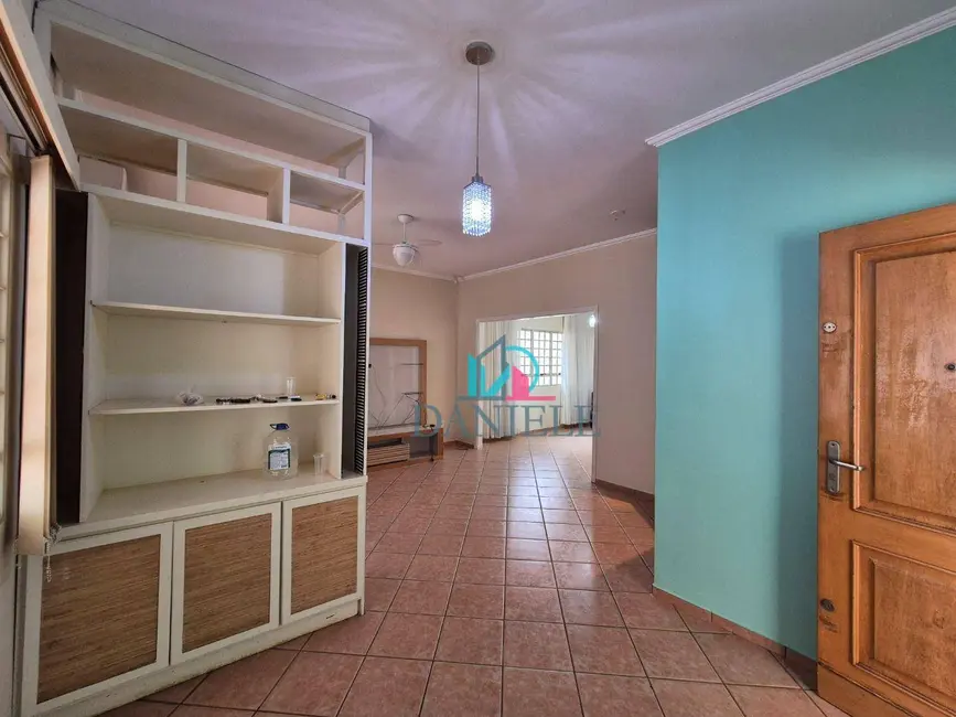 Casa com 3 quartos à venda, 360m2 em Jardim Imperador, Araraquara - SP - imagem 3 Foto 3 de Casa com 3 quartos à venda, 360m2 em Jardim Imperador, Araraquara - SP