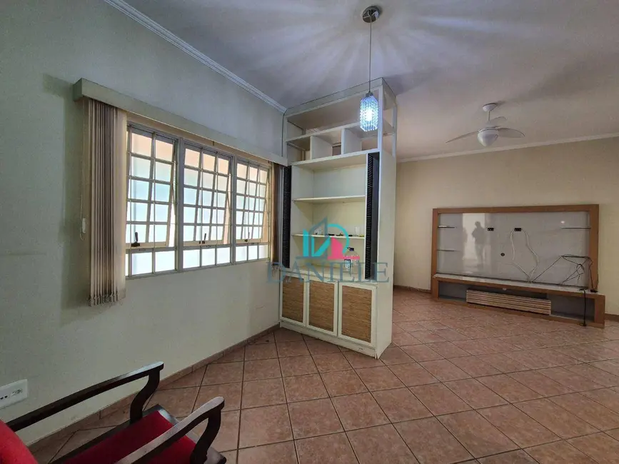 Casa com 3 quartos à venda, 360m2 em Jardim Imperador, Araraquara - SP - imagem 4 Foto 4 de Casa com 3 quartos à venda, 360m2 em Jardim Imperador, Araraquara - SP