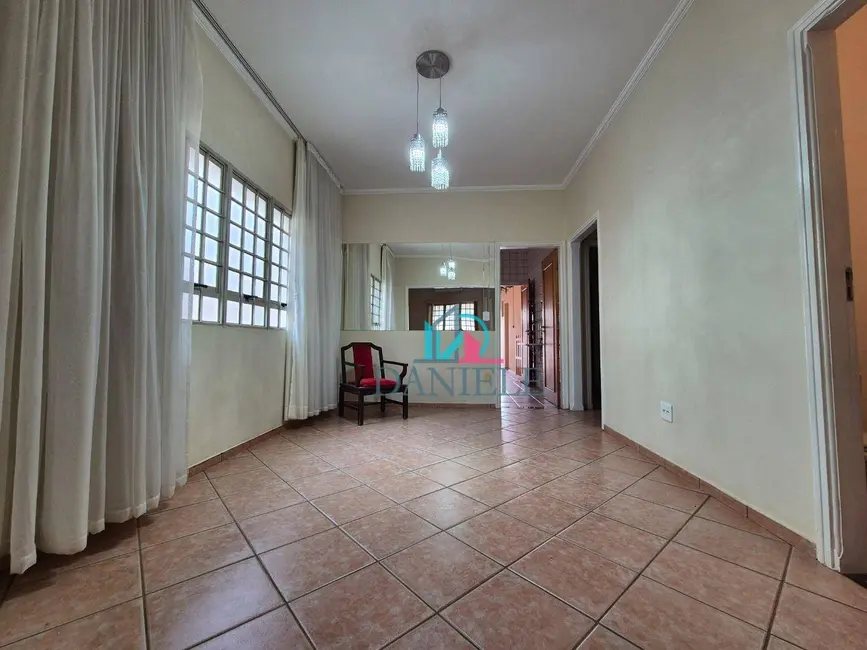 Casa com 3 quartos à venda, 360m2 em Jardim Imperador, Araraquara - SP - imagem 7 Foto 7 de Casa com 3 quartos à venda, 360m2 em Jardim Imperador, Araraquara - SP