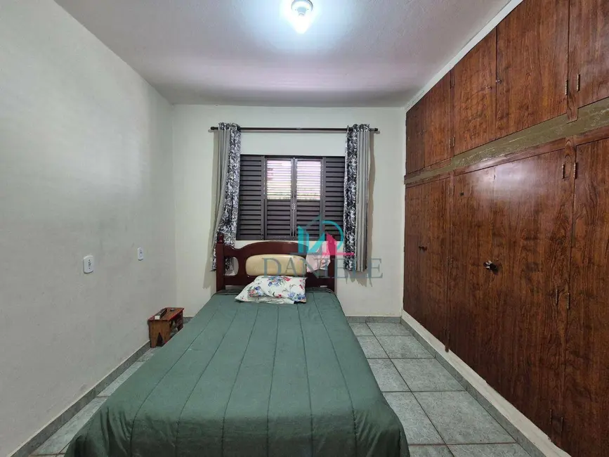 Casa com 3 quartos à venda, 120m2 em Centro, Araraquara - SP - imagem 4 Foto 4 de Casa com 3 quartos à venda, 120m2 em Centro, Araraquara - SP