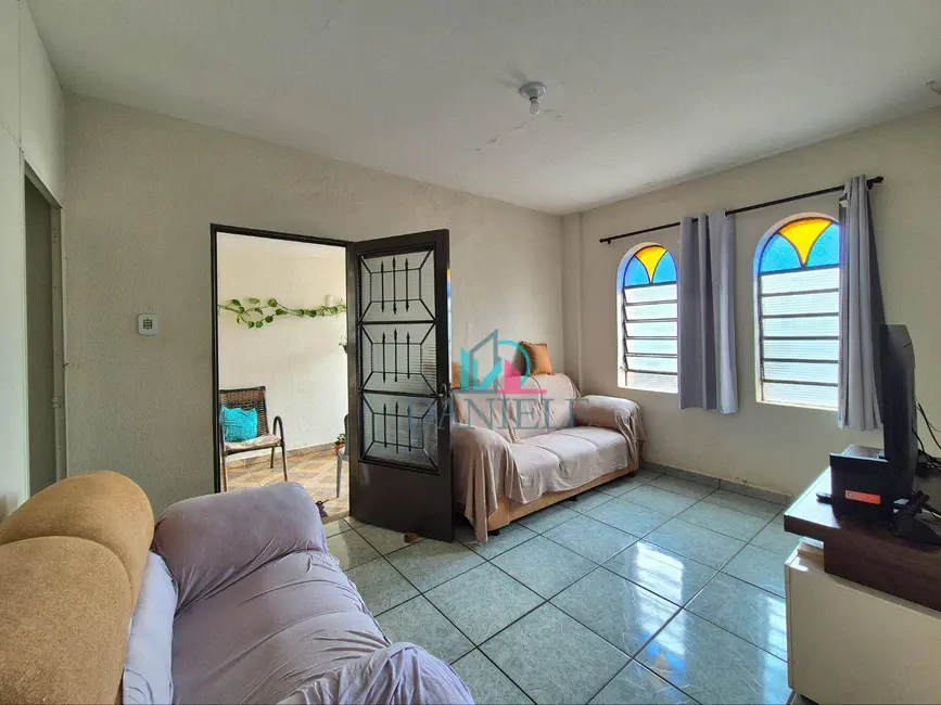 Casa com 3 quartos à venda, 120m2 em Centro, Araraquara - SP - imagem 1 Foto 1 de Casa com 3 quartos à venda, 120m2 em Centro, Araraquara - SP