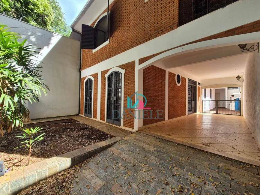 Casa com 4 quartos à venda, 202m2 em Centro, Araraquara - SP - imagem 1 Foto 1 de Casa com 4 quartos à venda, 202m2 em Centro, Araraquara - SP