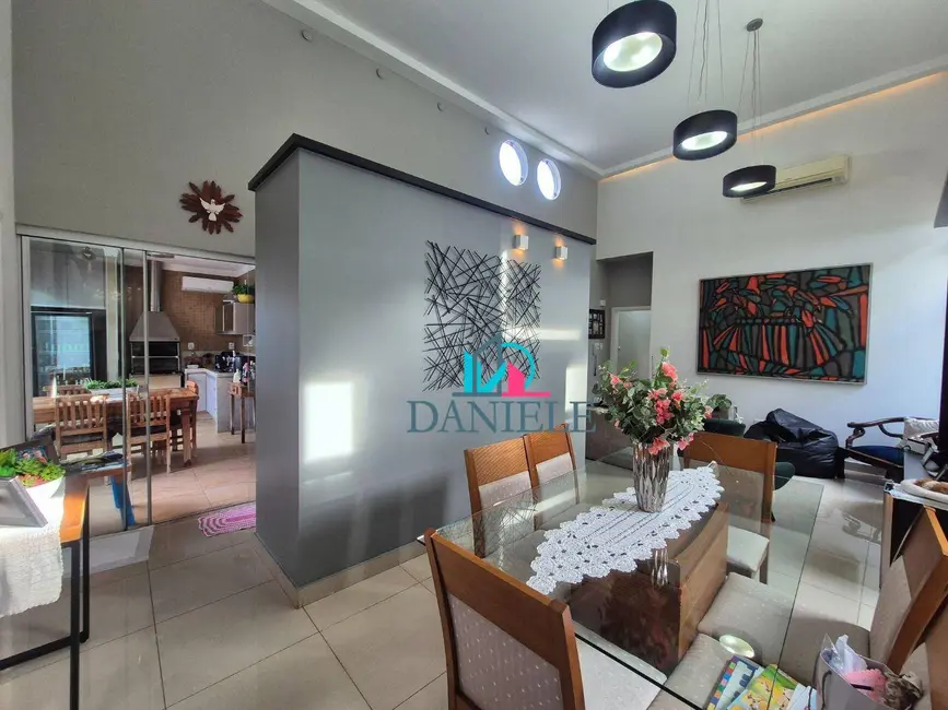 Foto 3 de Casa de Condomínio com 3 quartos à venda, 275m2 em Residencial Village Damha II, Araraquara - SP