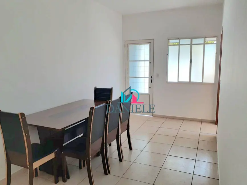 Foto 4 de Casa de Condomínio com 3 quartos à venda, 200m2 em Jardim Marialice, Araraquara - SP