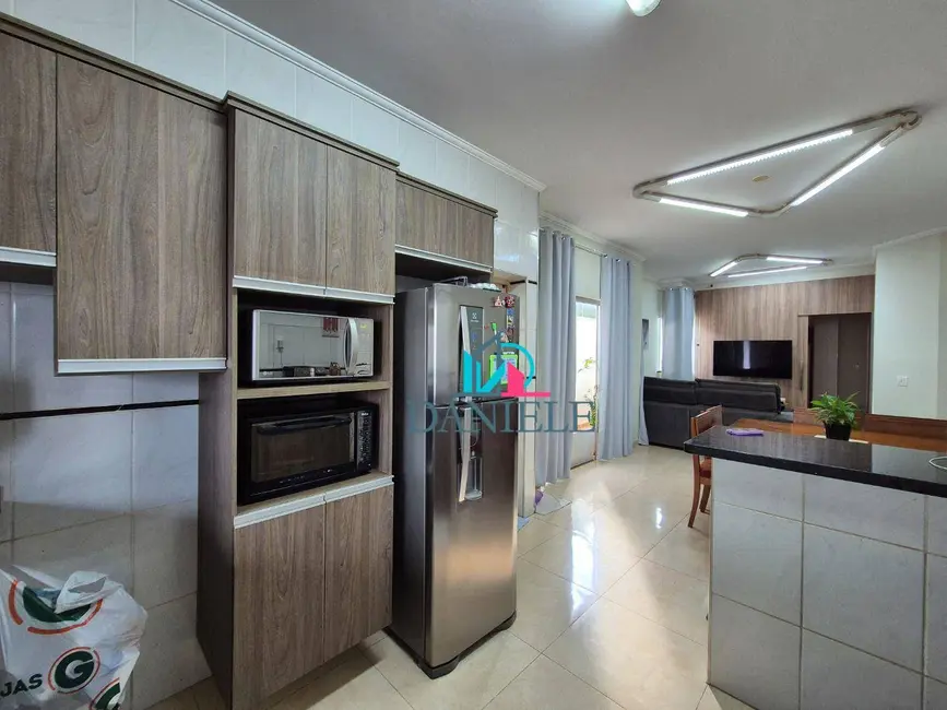 Casa com 3 quartos à venda, 339m2 em Parque Laranjeiras, Araraquara - SP - imagem 4 Foto 4 de Casa com 3 quartos à venda, 339m2 em Parque Laranjeiras, Araraquara - SP