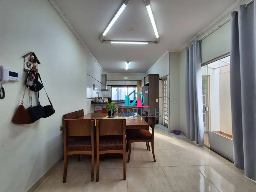 Casa com 3 quartos à venda, 339m2 em Parque Laranjeiras, Araraquara - SP - imagem 9 Foto 9 de Casa com 3 quartos à venda, 339m2 em Parque Laranjeiras, Araraquara - SP
