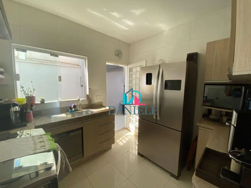Casa de Condomínio com 3 quartos à venda, 200m2 em Doutor Tancredo de Almeida Neves, Araraquara - SP - imagem 4 Foto 4 de Casa de Condomínio com 3 quartos à venda, 200m2 em Doutor Tancredo de Almeida Neves, Araraquara - SP