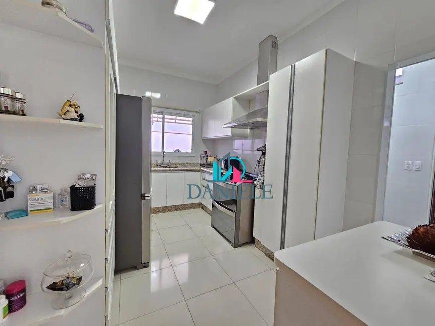 Casa de Condomínio com 3 quartos à venda, 314m2 em Parque Residencial Damha, Araraquara - SP - imagem 9 Foto 9 de Casa de Condomínio com 3 quartos à venda, 314m2 em Parque Residencial Damha, Araraquara - SP