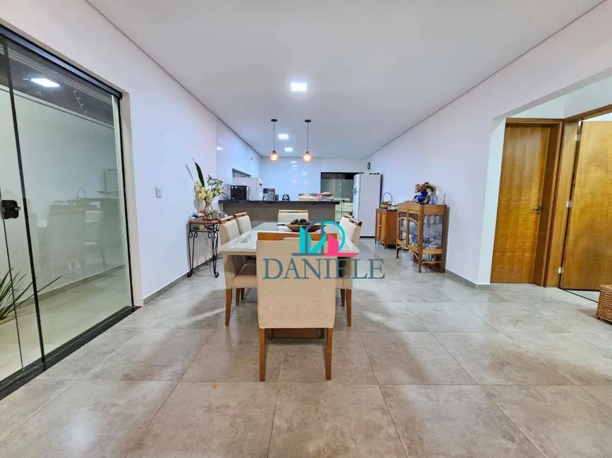 Foto 3 de Casa com 3 quartos à venda, 304m2 em Residencial Cambuy, Araraquara - SP