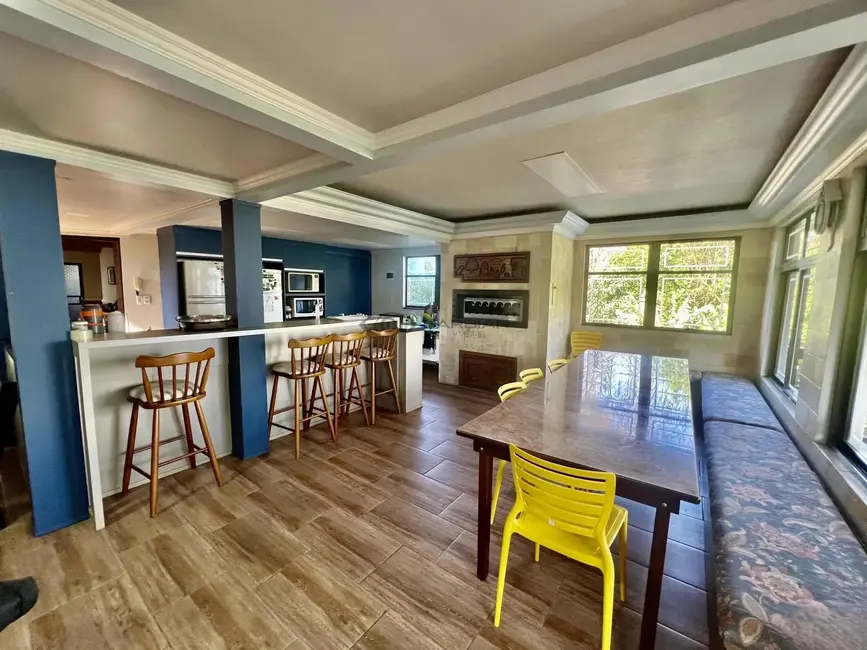 Casa com 6 quartos à venda, 564m2 em Centro, Santa Cruz Do Sul - RS - imagem 4 Foto 4 de Casa com 6 quartos à venda, 564m2 em Centro, Santa Cruz Do Sul - RS