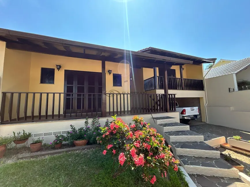 Foto 1 de Casa com 4 quartos à venda, 339m2 em Santo Inácio, Santa Cruz Do Sul - RS