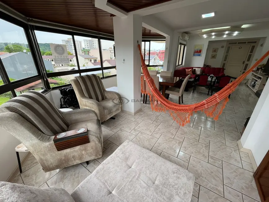 Foto 8 de Apartamento com 3 quartos à venda, 132m2 em Santo Inácio, Santa Cruz Do Sul - RS