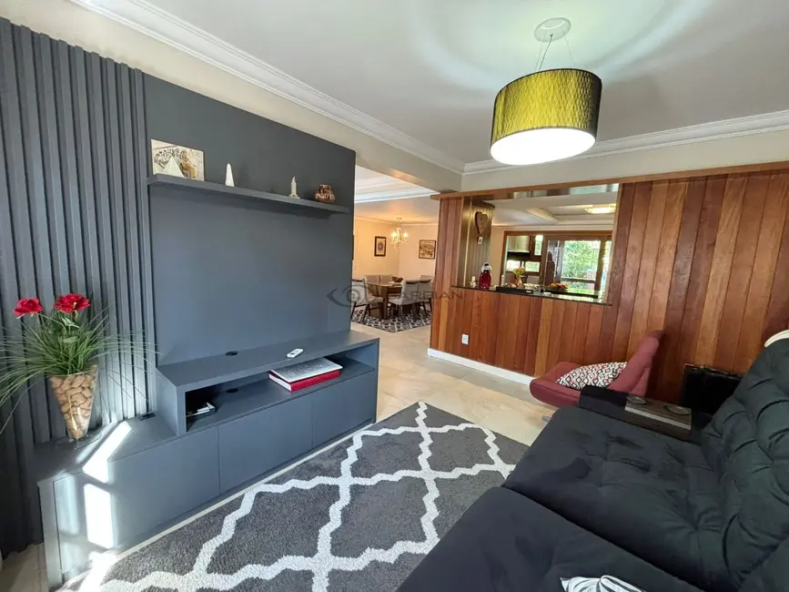 Casa com 4 quartos à venda, 300m2 em Santo Inácio, Santa Cruz Do Sul - RS - imagem 3 Foto 3 de Casa com 4 quartos à venda, 300m2 em Santo Inácio, Santa Cruz Do Sul - RS