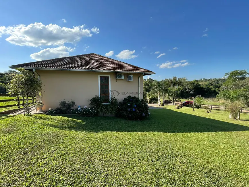 Chácara com 3 quartos à venda, 278m2 em João Alves, Santa Cruz Do Sul - RS - imagem 8 Foto 8 de Chácara com 3 quartos à venda, 278m2 em João Alves, Santa Cruz Do Sul - RS