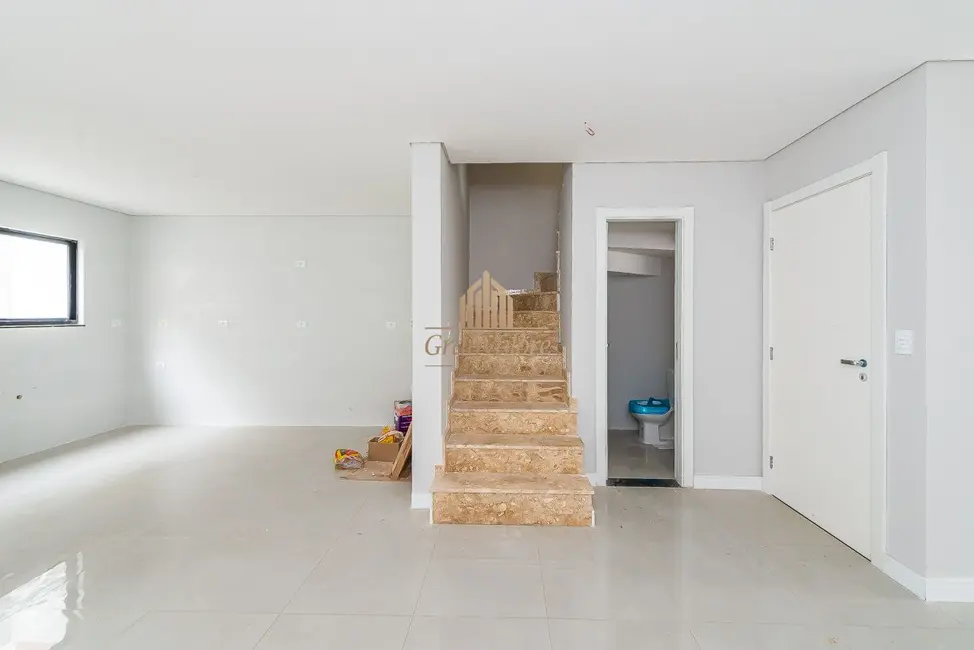 Sobrado com 4 quartos à venda, 149m2 em Uberaba, Curitiba - PR - imagem 3 Foto 3 de Sobrado com 4 quartos à venda, 149m2 em Uberaba, Curitiba - PR