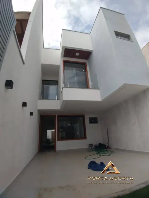 Foto 1 de Casa com 3 quartos à venda, 120m2 em Santana Do Paraiso - MG