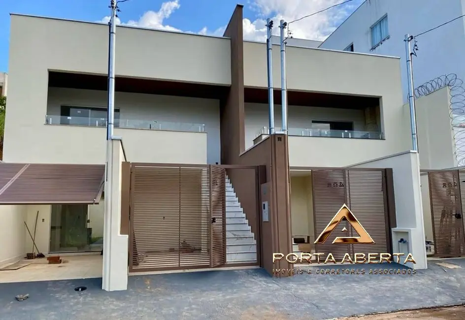 Foto 1 de Casa com 2 quartos à venda, 78m2 em Timoteo - MG
