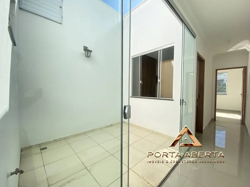 Foto 1 de Casa com 3 quartos à venda em Santana Do Paraiso - MG