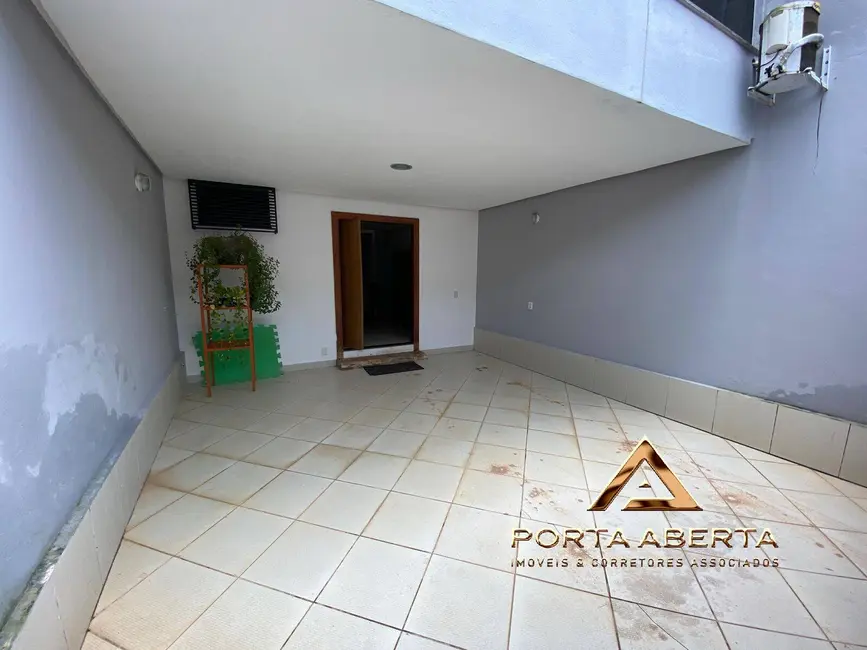 Foto 1 de Casa com 3 quartos à venda, 210m2 em Santana Do Paraiso - MG