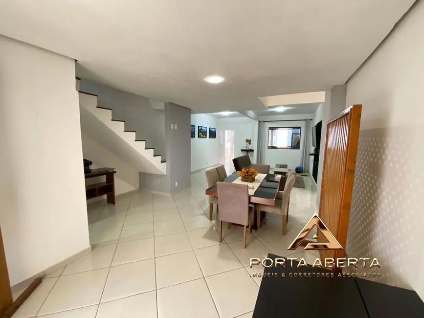 Foto 2 de Casa com 3 quartos à venda, 210m2 em Santana Do Paraiso - MG