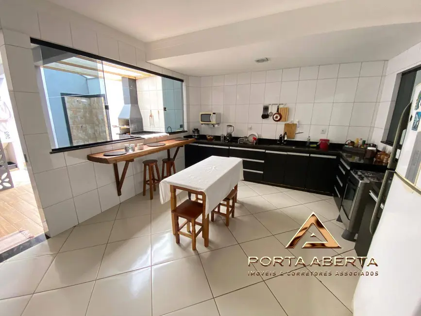 Casa com 3 quartos à venda, 210m2 em Santana Do Paraiso - MG - imagem 8 Foto 8 de Casa com 3 quartos à venda, 210m2 em Santana Do Paraiso - MG