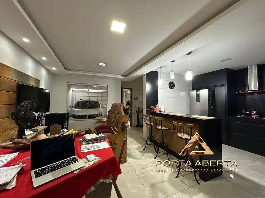 Foto 1 de Casa com 3 quartos à venda, 170m2 em Santana Do Paraiso - MG