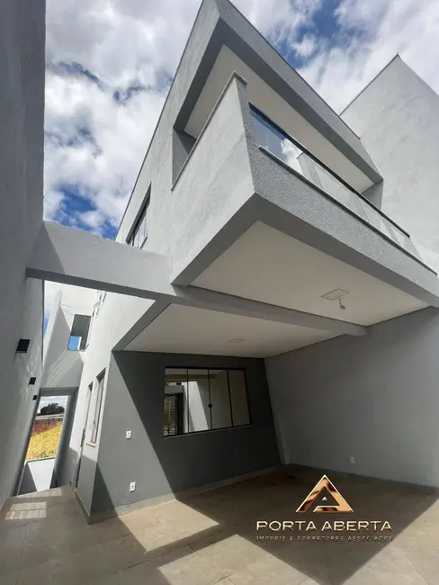 Foto 1 de Casa com 3 quartos à venda, 195m2 em Santana Do Paraiso - MG