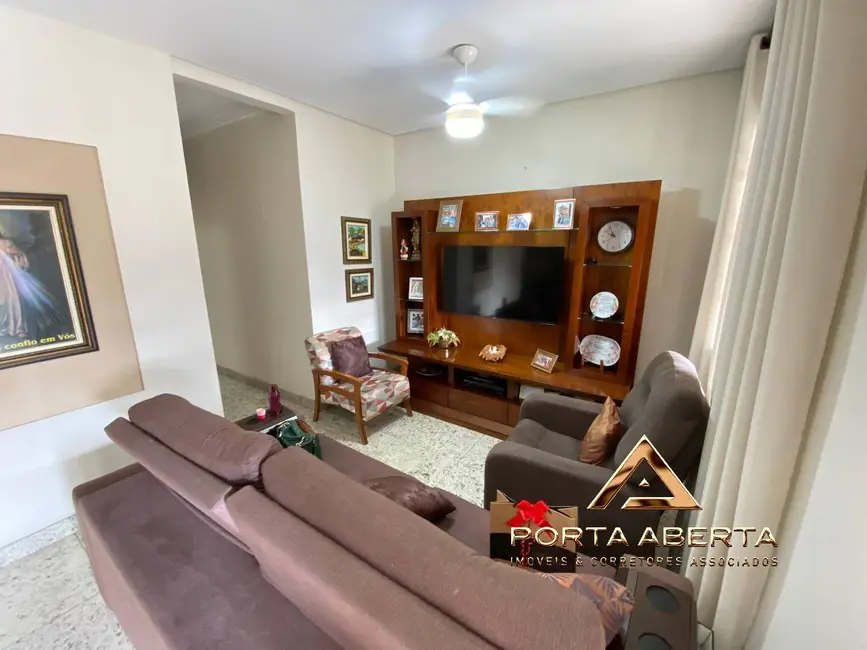 Casa com 3 quartos à venda, 300m2 em Bela Vista, Ipatinga - MG - imagem 6 Foto 6 de Casa com 3 quartos à venda, 300m2 em Bela Vista, Ipatinga - MG