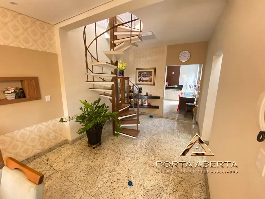 Foto 2 de Casa com 3 quartos à venda, 300m2 em Bela Vista, Ipatinga - MG